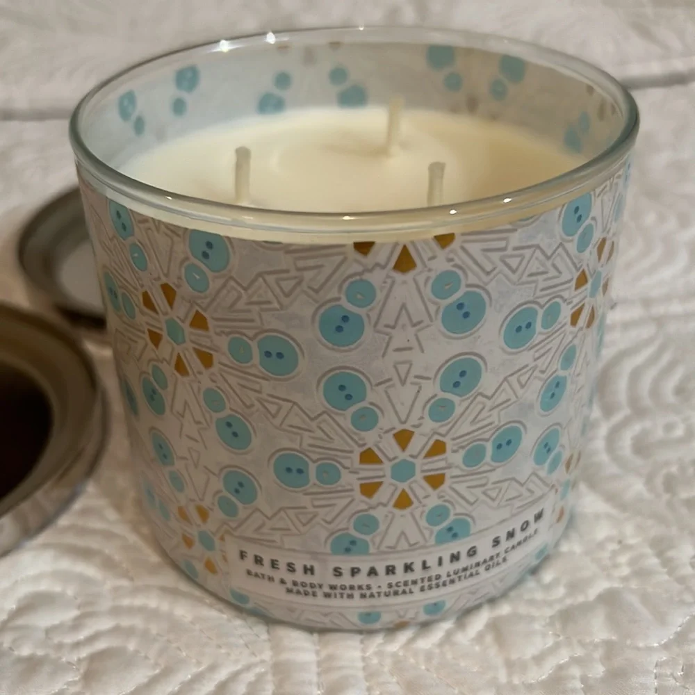 Bath & Body Works‎ Fresh Sparkling Snow three wick candle